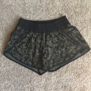 Camo-like Lululemon Tracker Shorts 🍋